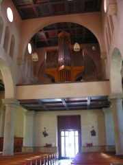 Vue de l'orgue en tribune depuis la nef. Cliché personnel
