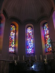 Vue des vitraux du choeur (en dalles de verre, signature: Chiara). Cliché personnel
