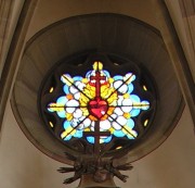 Vue de la rosace du Sacré-Coeur, vitrail axial de l'église (1767, Dannegger). Cliché personnel