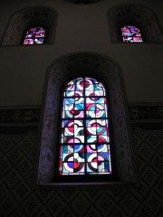 Vue des 3 principaux vitraux du choeur. Cliché personnel