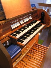 Vue de la console de l'orgue Kuhn. Cliché personnel