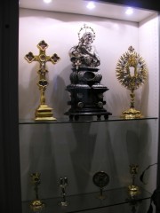 Vue partielle d'objets liturgiques exposés dans une vitrine. Cliché personnel