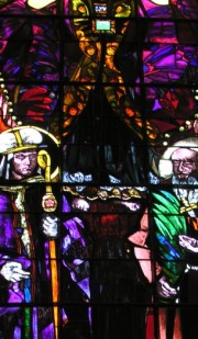Détail du vitrail de St Eusèbe et St Appolinaire (vitrail axial). Cliché personnel