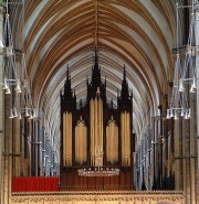 Grand Orgue de la cathédrale de Lincoln (facteurs Willis, puis Harrison). Crédit: Cathédrales, éd. Silva, Zürich, 1993