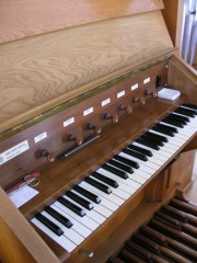 Vue de la console très simple de l'orgue. Cliché personnel