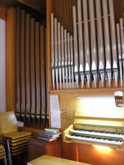 L'orgue avec les tuyaux du pédalier à gauche. Cliché personnel
