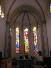 Vue vers le choeur avec les 3 splendides verrières de l'abside. Cliché personnel