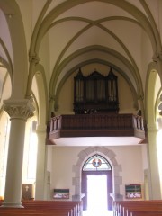 Vue de l'orgue de face, depuis la nef. Cliché personnel (avril 2009)