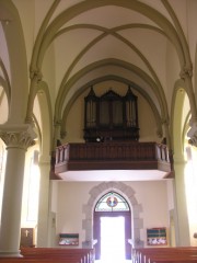 Une dernière vue de la nef et des orgues. Cliché personnel (avril 2009)