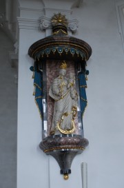 Vue d'une statue (Vierge à l'enfant) face à la chaire. Cliché personnel