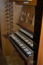 Vue de la console de l'orgue au flash. Cliché personnel