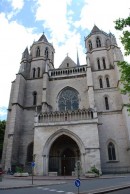 Vue de la façade de la cathédrale. Cliché personnel (juin 2009)