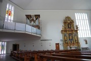 Vue panoramique sur l'orgue et un autel. Cliché personnel