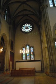 Vue du transept droit avec les vitraux néo-gothiques. Cliché personnel