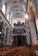 Orgue de St-Sulpice avec la nef. Cliché personnel (nov. 2009)