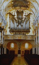 Vue de l'orgue Papst-Benedikt-Orgel dans la Alte Kapelle à Regensburg (Mathis, 2006). Crédit: Die Papst-Benedikt-Orgel in der Stiftskirche Unserer Lieben Frau zur Alten Kapelle Regensburg, Schnell & Steiner Verlag, 2007.