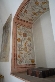 Baie romane avec polychromie dans la chapelle baptismale, derrière le maître-autel. Cliché personnel