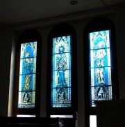 Les trois vitraux à droite dans le choeur. Cliché personnel