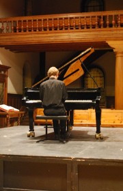 Le pianiste Simon Peguiron en récital, le 24 sept. 2010. Cliché personnel
