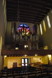 Vue de l'orgue Kuhn sans éclairage artificiel. Cliché personnel