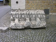 Une corniche romaine faisant office de banc devant le Temple d'Avenches. Cliché personnel