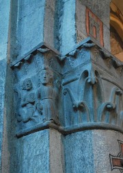 Exemple de chapiteaux roman dans la nef. Cliché personnel