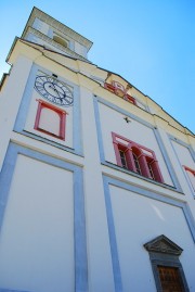 Vue de la façade de l'église St-Martin (Son Martegn), Savognin. Cliché personnel (juill. 2010)