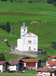 Savognin et, au fond, l'église St-Martin (Son Martegn). Crédit: http://de.wikipedia.org/