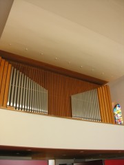 Autre vue de l'orgue de Tramelan avec un vitrail de Bodjol, à droite. Cliché personnel