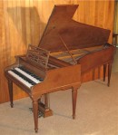 Clavecin Pleyel de 1951 avec les jeux 16', 2 x 8' et 4' (7 pédales). Crédit: http://www.harpsichord.com/List/