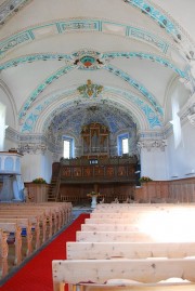 Vue intérieure de la nef avec l'orgue en tribune dans le choeur. Cliché personnel