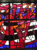 Vue partielle d'un vitrail de G. Froidevaux. Notre-Dame de la Paix, La Chaux-de-Fonds. Cliché personnel 2007