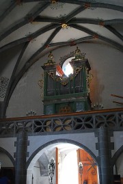 Vue de l'orgue avec la porte d'entrée ouverte. Cliché personnel