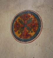 Vue d'une croix de consécration peinte dans la nef. Cliché personnel