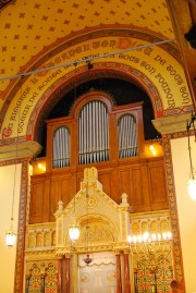 Vue intérieure avec l'orgue Kuhn. Cliché personnel