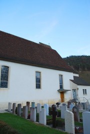 Vue extérieure de l'église et du cimetière. Cliché personnel (nov. 2011)