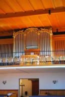 Vue de l'orgue Kuhn (1956) inspiré par A. Schweitzer, Uetendorf. Cliché personnel (mars 2012)