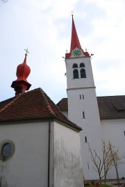 Eglise et chapelle du cimetière à Ettiswil. Cliché personnel (fin mars 2012)