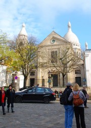 Autre vue Place du Tertre: église St-Pierre et en arrière, le Sacré-Coeur. Cliché personnel
