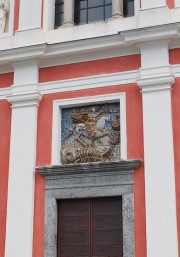 Tympan de la porte de l'église: saint Georges terrassant le dragon. Cliché personnel
