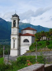 Vue de l'église de Magadino. Cliché personnel (juin 2012)