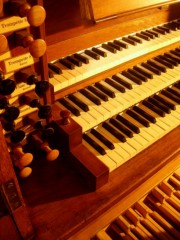 Les claviers de l'orgue Callinet de N.-Dame à St-Etienne. Cliché de M. J.-L. Perrot