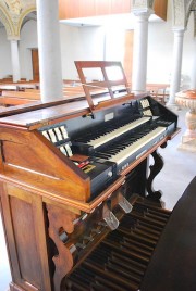 Console de l'orgue dans la nef. Cliché personnel
