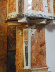 Détail de la chaire: marbre extrait à Arzo. Cliché personnel