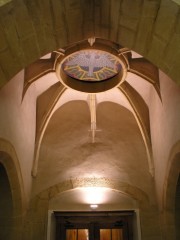 St-Blaise, le Temple: la belle voûte sous la tour faisant office de narthex. Cliché personnel