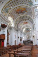 Vue de la nef baroque italienne. Cliché personnel