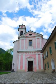 Vue de l'église de Cabbio. Cliché personnel: mai 2014)