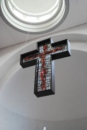 Crucifix marquant l'entrée du choeur avec vitrail de Emilio Rissone. Cliché personnel