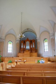 Vue de la nef et de l'orgue Kuhn, dans le choeur. Cliché personnel
