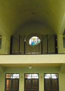 Vue de l'orgue Mathis (1993) de l'église catholique de Netstal. Cliché personnel (07. 2014)